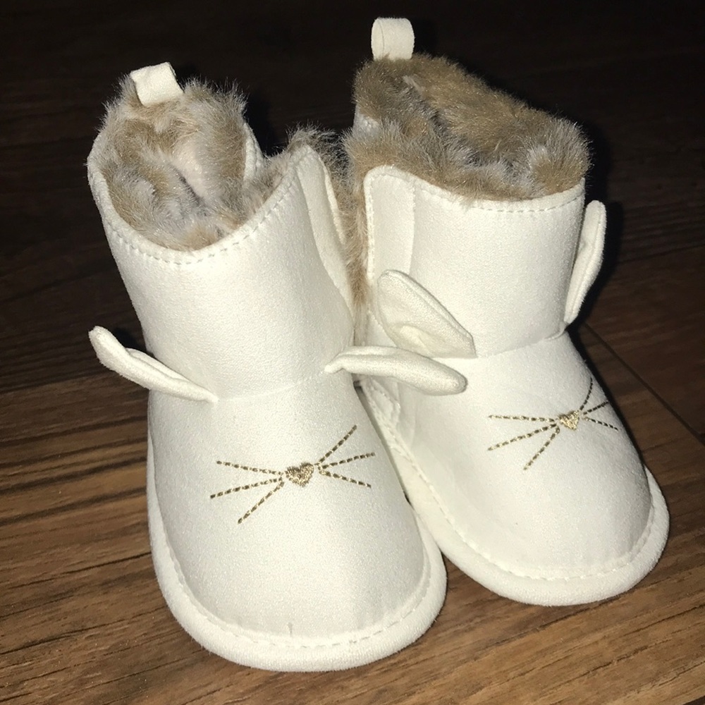 White babygirl winter boots size 2 (never worn)